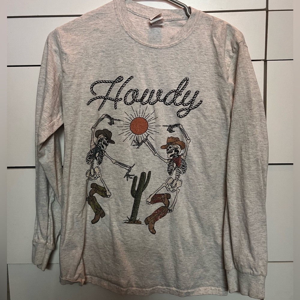 Long sleeve graphic tee size small